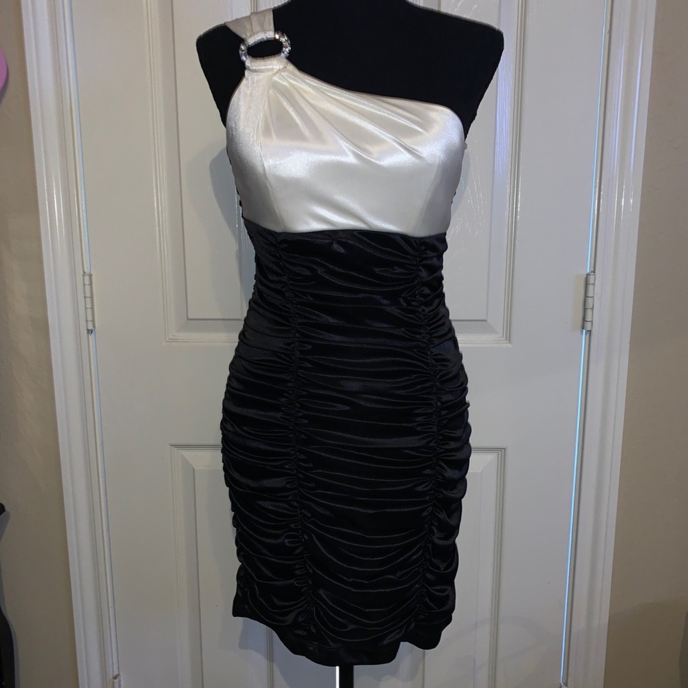 NWT City Triangles formal fitted black & ivory dress. Juniors M